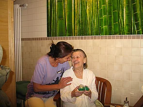 Bewohnerin des Elisabeth-Maas-Hauses bei der Aromatherapie, neben ihr eine Mitarbeiterin